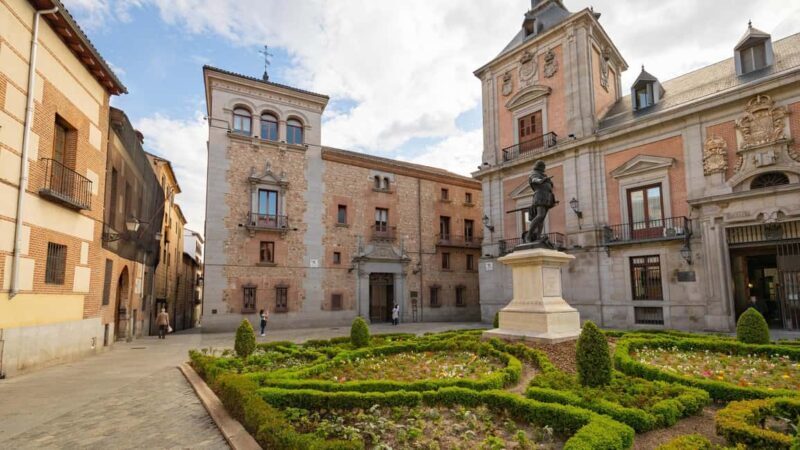 The most complete tour of Madrid: Austrias, Palace, and Cathedral. Local guides. - Discovering Madrid’s Heart: A Guide to the Most Complete Tour