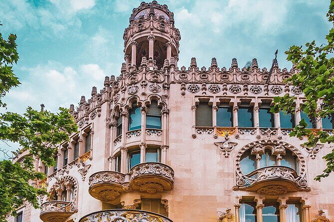The wonders of architecture 2 hours on foot in Barcelona - FAQs