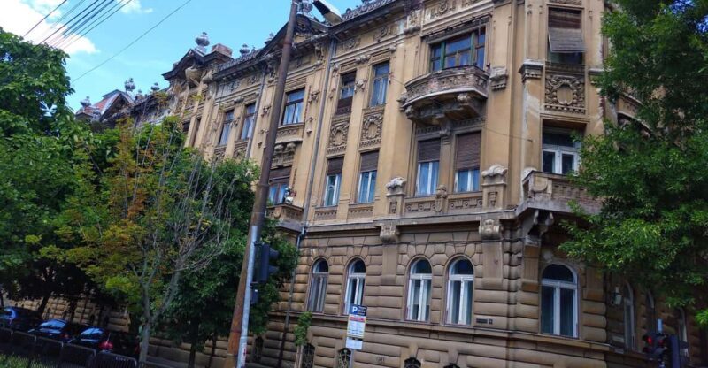 Timisoara: Dream Tour in Fabric Neighborhood - Romanilor Square: Heart of Fabrics Architectural Beauty