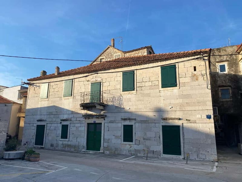 Tisno: Tour of the town with churches and palaces - Key Points