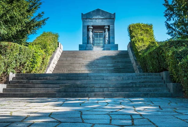 Tito Museum and Avala mountain with retro car - Key Points