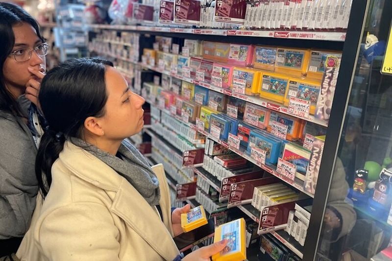 Tokyo: Akihabara Nostalgic Anime and Retro Gaming Tour - Lashinbang Akihabara New Store: anime and manga browsing