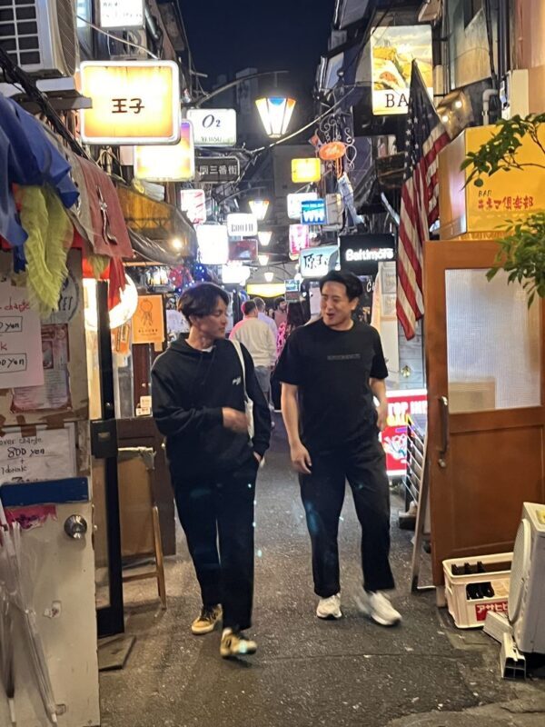 Tokyo Bar Hopping in Shinjuku: Free-flow, Full Dinner, Golden Gai - Golden Gai: tiny bars and a flexible final stop