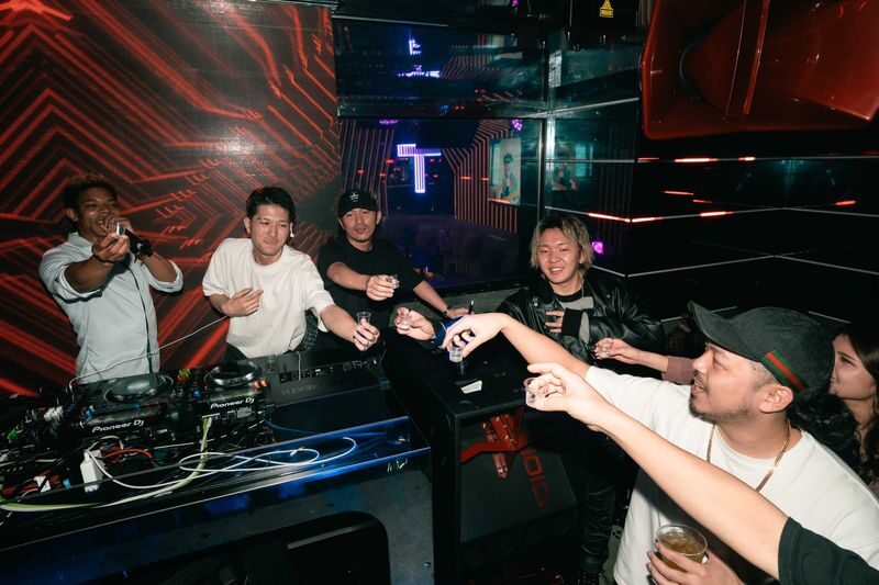 Tokyo: CROSS ROPPONGI Nightclub Admission Ticket (For Foreign) - Choose between two drinks and an open bar