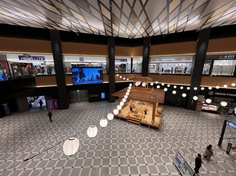Tokyo: Haneda Airport Kimono Experience - The people can make the fitting feel welcoming