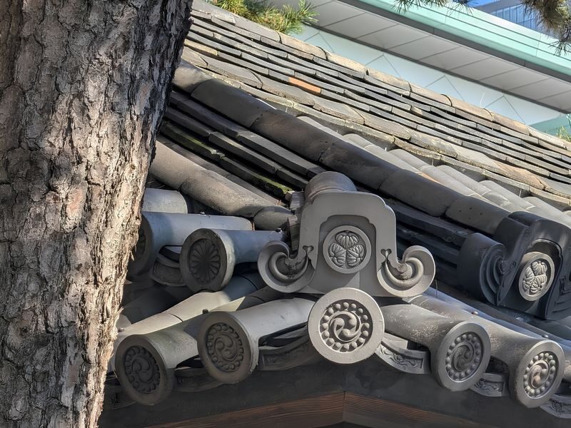 Tokyo Imperial Palace and Edo castle Historical Guided Walking Tour - What the two-hour route does, and does not, include