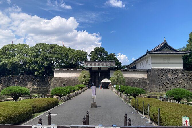 Tokyo Imperial Palace Historical Walk and Food Tasting Tour - An Authentic Look at Tokyo’s Imperial Palace with Food Tasting