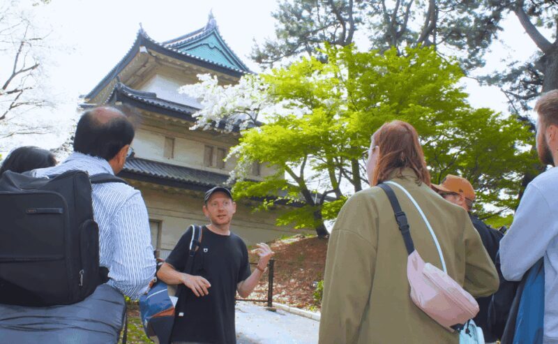 Tokyo: Imperial Palace Japanese History Walking Tour - Key Points