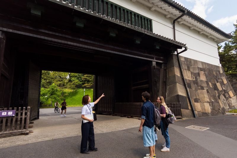 Tokyo: Imperial Palace & Shogun Castle Walking Tour - A slower pause in the East Gardens