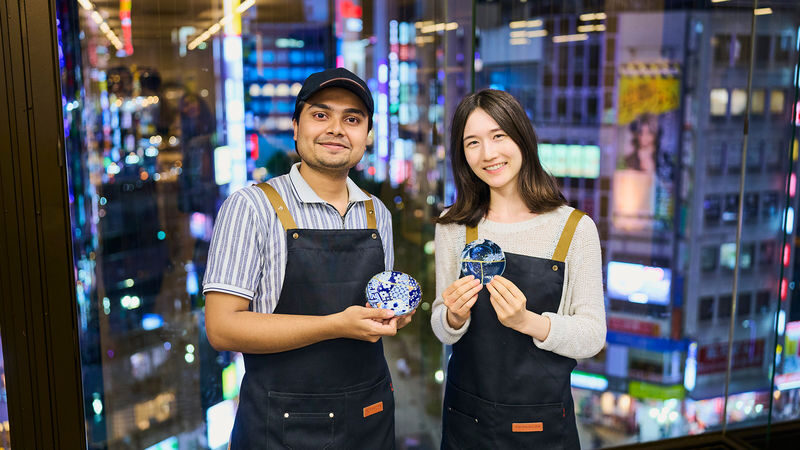 Tokyo: Japanese Gold Repair Kintsugi Workshop in Shinjuku - The staff and the small cultural lesson