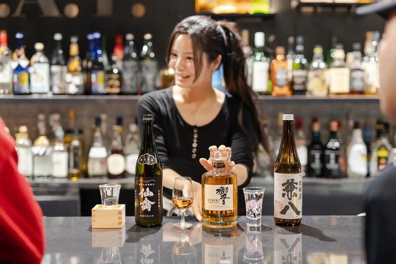 Tokyo: Japanese Whisky Tasting Experience: 10 Whiskies & 5 Snacks - A local guide keeps the two hours lively