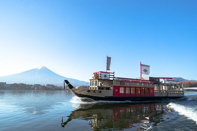 Tokyo Mount Fuji, Lake Kawaguchiko, Oshino Hakkai Day Tour - The bus ride, crowds and timing