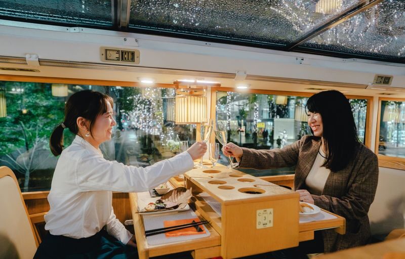"Tokyo Restaurant Bus" for Sightseeing With Lunch or Dinner in Tokyo - Eating while the city moves past