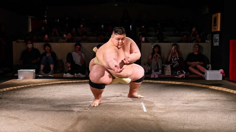 Tokyo: Shibuya Sumo Show with Drink and Photo - What the hosts add to the show