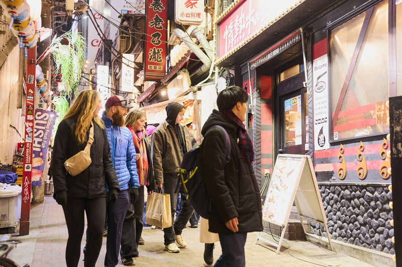 Tokyo: Shinjuku Historical Walking Tour & Secret Backstreets - The vending-machine drink and other small details