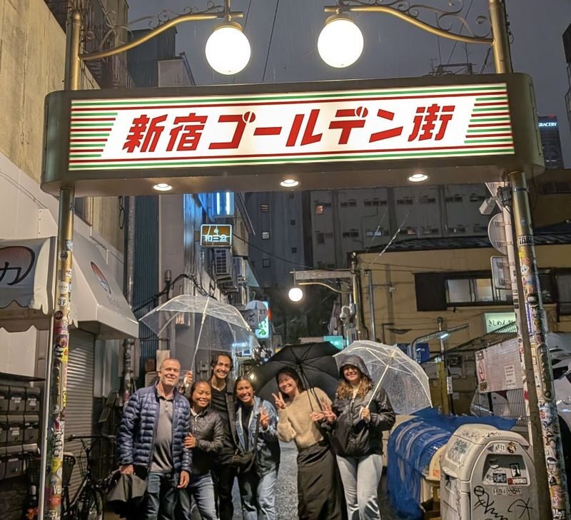Tokyo: Shinjuku Local Bar & Izakaya Crawl Tour - Who should book this Shinjuku bar crawl?