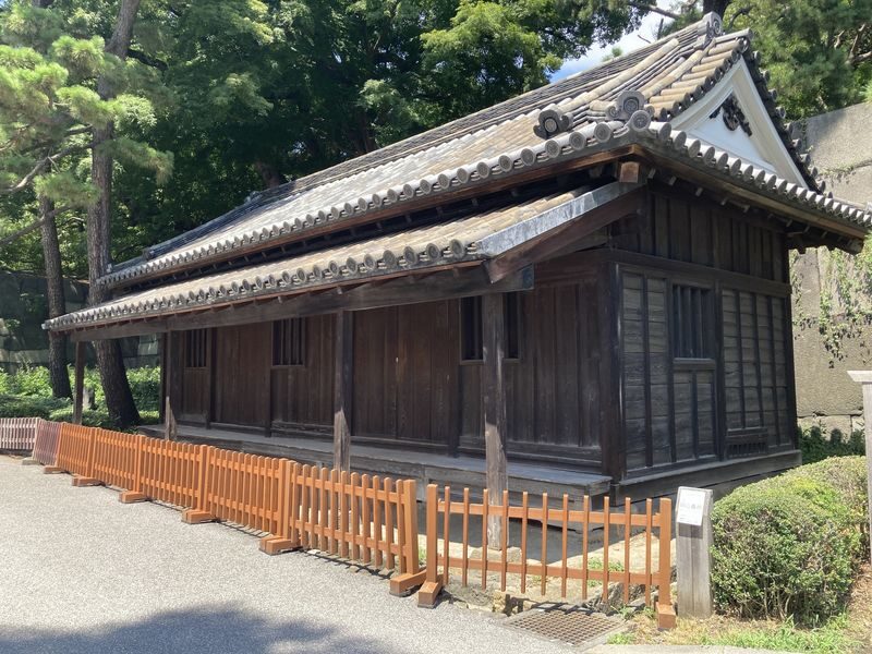 Tokyo: Small-group Imperial Palace Historical Walking Tour - Edo Castle’s ruins and defenses