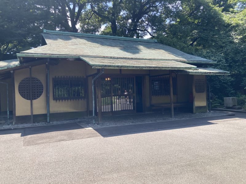 Tokyo: Small-group Imperial Palace Historical Walking Tour - Price, comfort and practical details