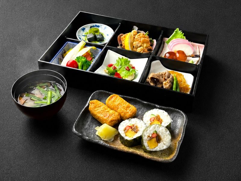 Tokyo: Sumo Entertainment with Japanese Meal at Tokyo Tower - When the audience gets a turn