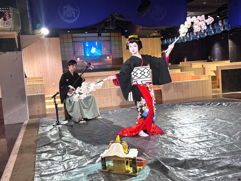 Tokyo: Sumo Entertainment with Japanese Meal at Tokyo Tower - Finding the club inside Tokyo Tower