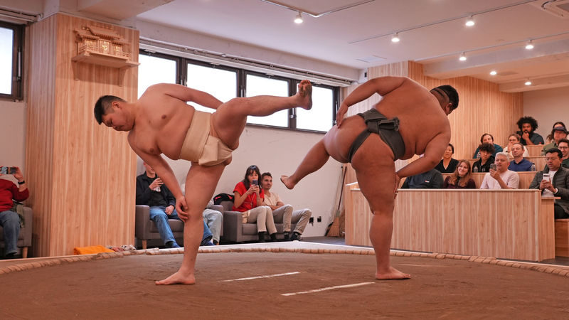 Tokyo: Sumo Live Show with Photo in Shinjuku - Sumo in a Shinjuku show space