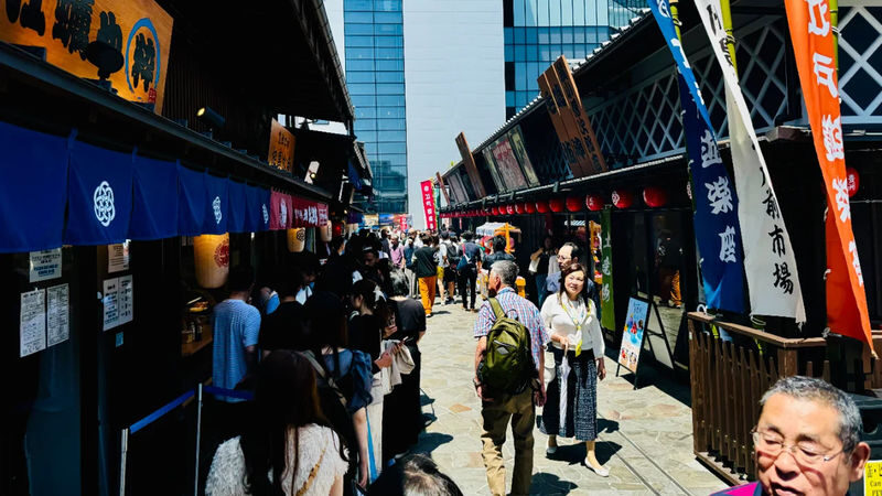 Tokyo Toyosu Market & Tsukiji Market: Tuna Auction & Seafood Breakfast Experience - A short guided look at Toyosu Market