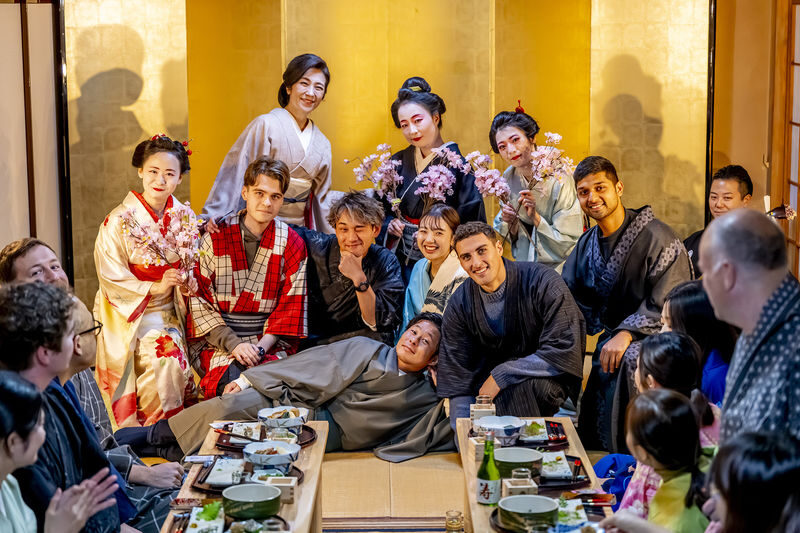 TOKYO:Traditional Geisha Show - At Tomioka Hachimangu, culture comes in a small room
