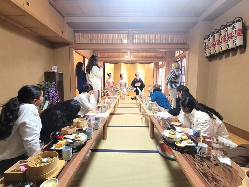 TOKYO:Traditional Geisha Show - Who will enjoy this most