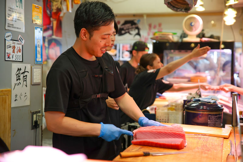 Tokyo: Tsukiji Fish Market Street Food Tour - Find your footing in the Outer Market