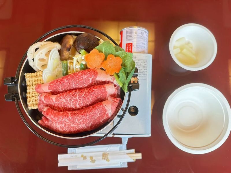 Tokyo Yakatabune Cruise: Sukiyaki Cuisine, Show Performance, and Tokyo Tower Sightseeing Plan - Shamisen, Singing, and a Changing Show