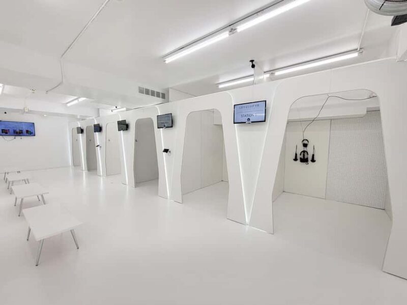 Toronto: Immersive Virtual Reality Arcade Experience - The Guides and Their Role