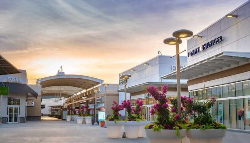 Toronto: Private Niagara Tour & Shopping at Niagara Outlet - Toronto: Private Niagara Tour & Shopping at Niagara Outlet