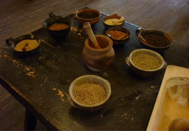 Torun Living Museum of Gingerbread and Old Town Private Walk - Practical Tips for Visitors