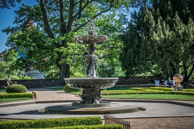 Tour around Prague Castle and Lesser Town in Spanish - Who Should Consider This Tour?