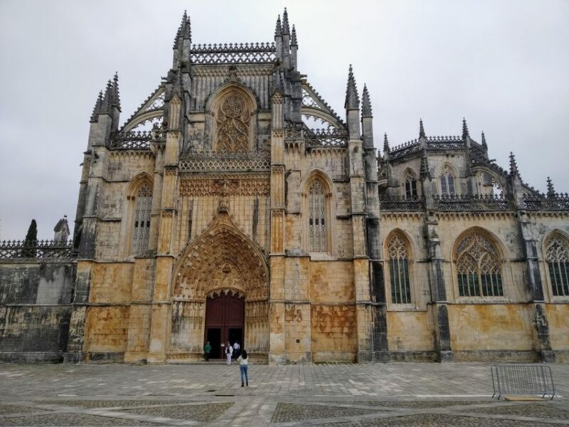 Tour Fátima Batalha Nazaré e Óbidos - A Full Day Exploring Portugal’s Most Iconic Sights