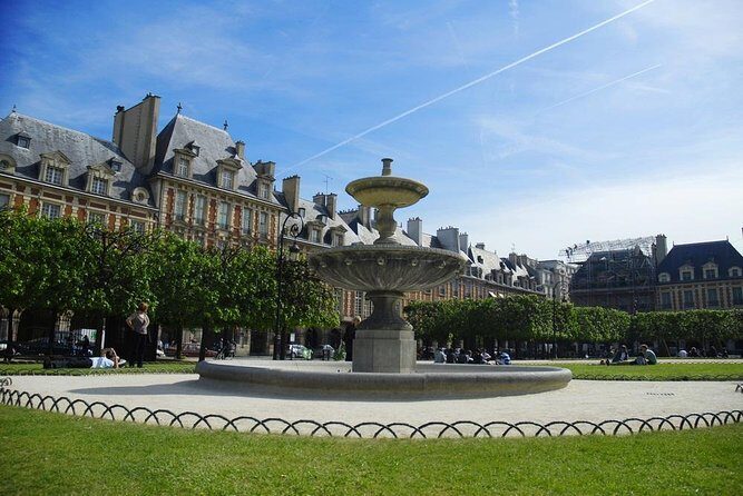Tour in a vintage car with a Parisian - Key Points
