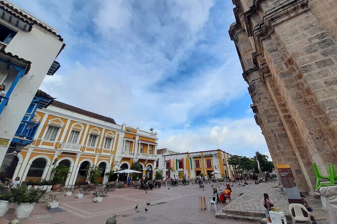 Tour in Chiva 5 hours through the City of Cartagena - Barrio Getsemani: The Artistic Heartbeat
