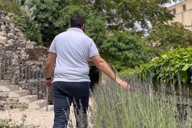 Tour in the heady scents of our garden in Ragusa - Key Points