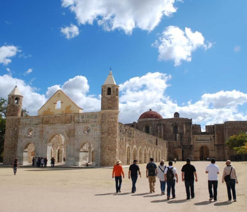 Tour Oaxaca Antigua: Monte Albán, Alebrijes & Artesanías - San Bartolo Coyotepec: Crafting Black Clay Masterpieces