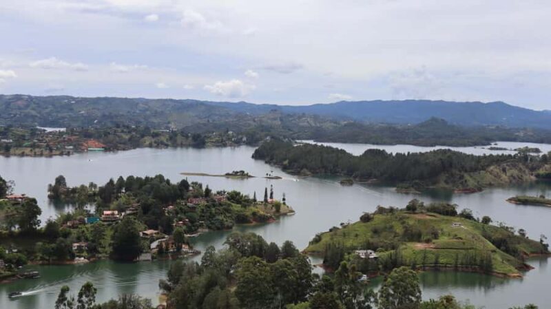 Tour of Guatape by Tuk Tuk 20min - Lunch and drink. - Key Points