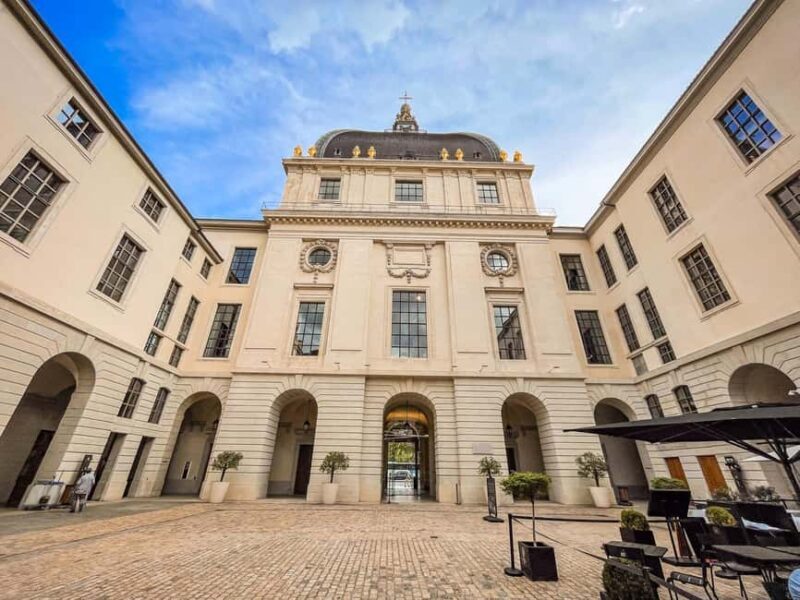 Tour of Old Lyon in Bellecour with a guide - Key Points