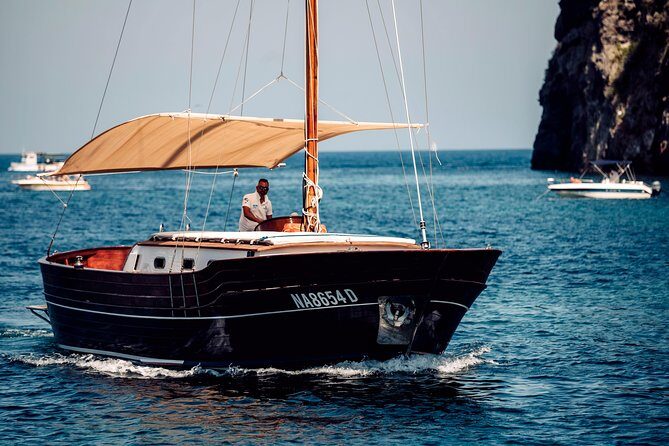 Tour of the island of Procida in a schooner - A Close Look at the Schooner Tour of Procida