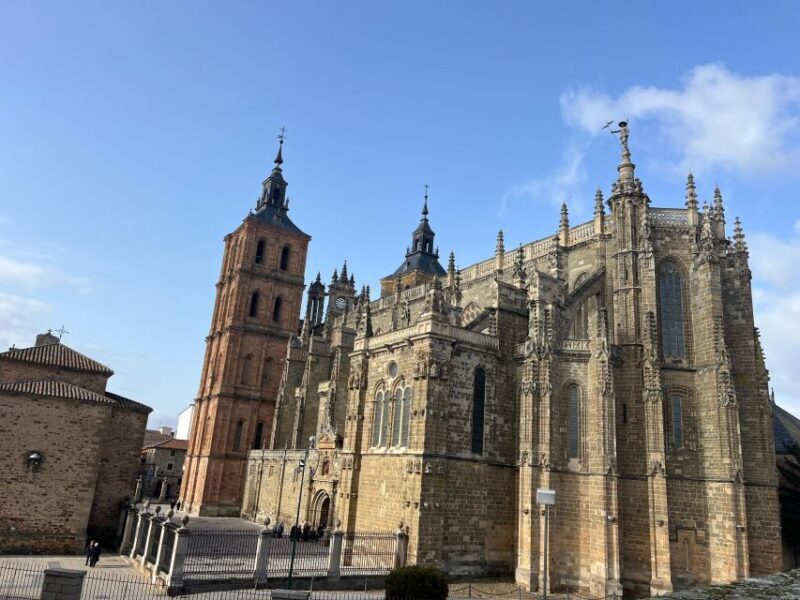Tour Oviedo Castrillo Polvazares Astorga and Leon Cathedral - Tasting the Maragato Stew in Castrillo de los Polvazares