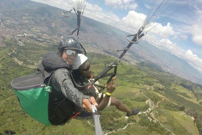 Tour Paragliding - Medellín Paragliding: Soaring Over the City with Confidence and Clarity
