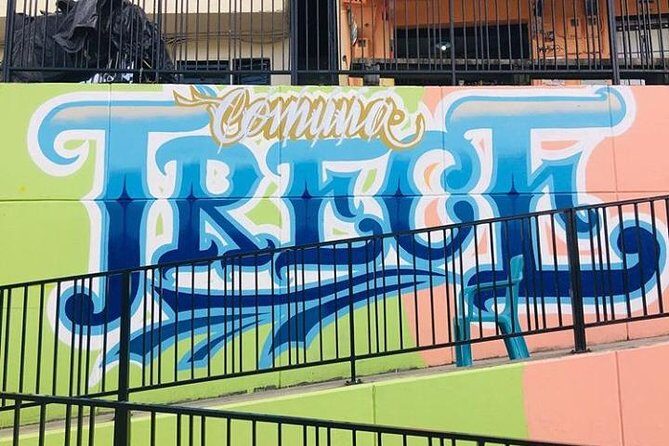Tour privado Comuna 13 graffiti combinado con Pablo Escobar . - Key Points