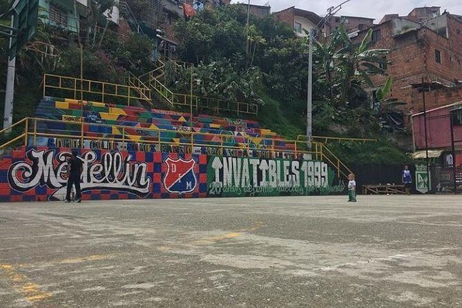 Tour privado Comuna 13 graffiti combinado con Pablo Escobar . - FAQs