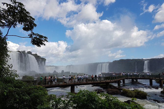 Tour to Iguazu Falls Brazil with visit at the Bird Park - Key Points
