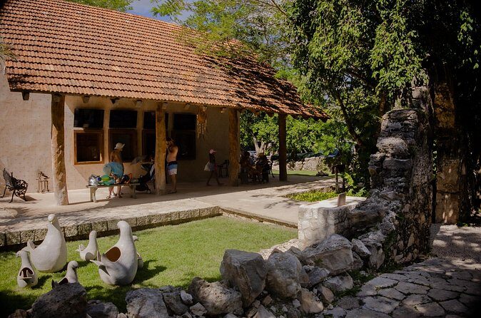 Tour to Uxmal and Hacienda Mucuyché included - FAQs