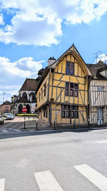 Tourist walk through the historic center of Troyes - Key Points