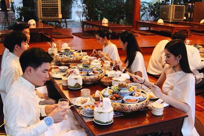 Traditional Khantoke Dinner & Cultural Show Tour in Chiang Mai - Key Points